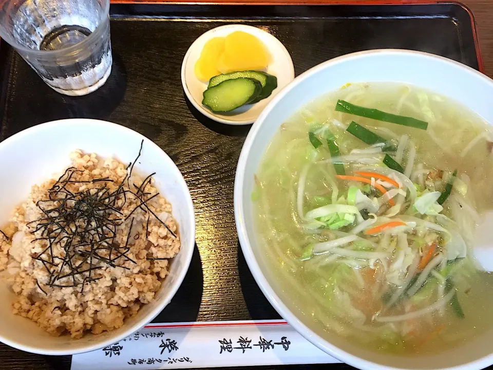 Snapdishの料理写真:タンメンと鳥そぼろ丼|うえのぶさん