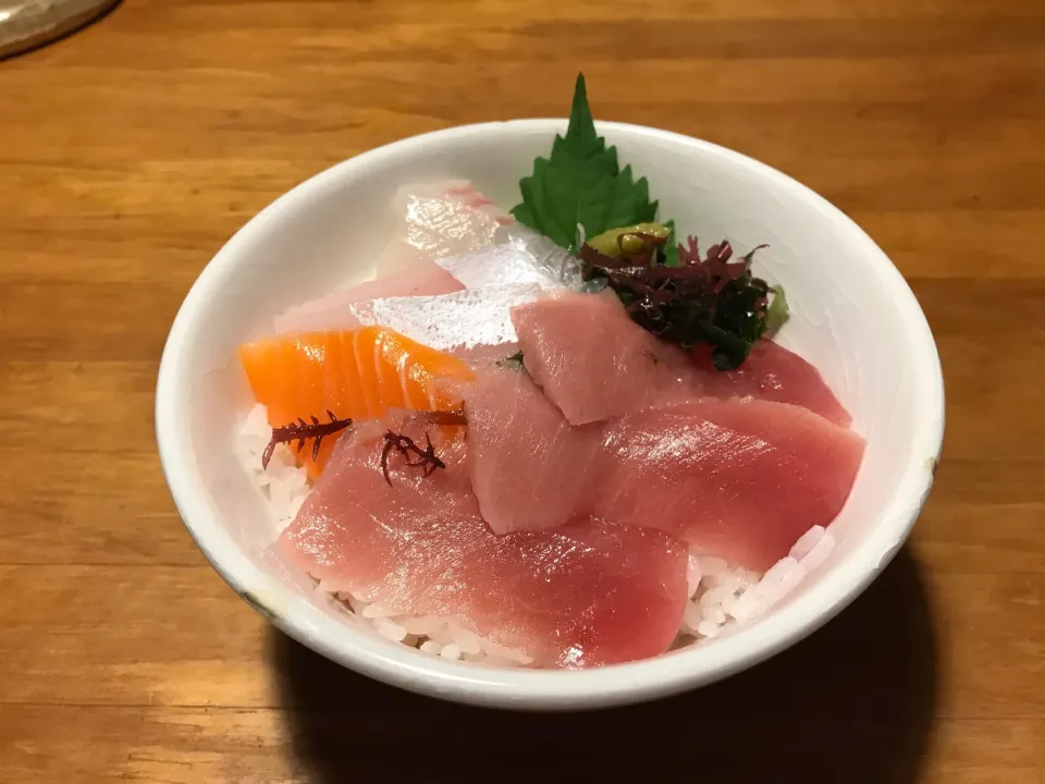 特売半値刺身による海鮮丼。250円也|Taketoshi Satoさん