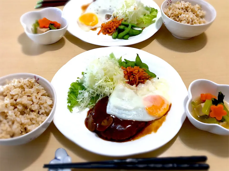 9／23昼食  #昼ごはん 
 #献立  ハンバーグ目玉焼き乗せ 千切りキャベツ 枝豆 人参きんぴら添え 高野豆腐の煮物 玄米ご飯|おさんどんさん