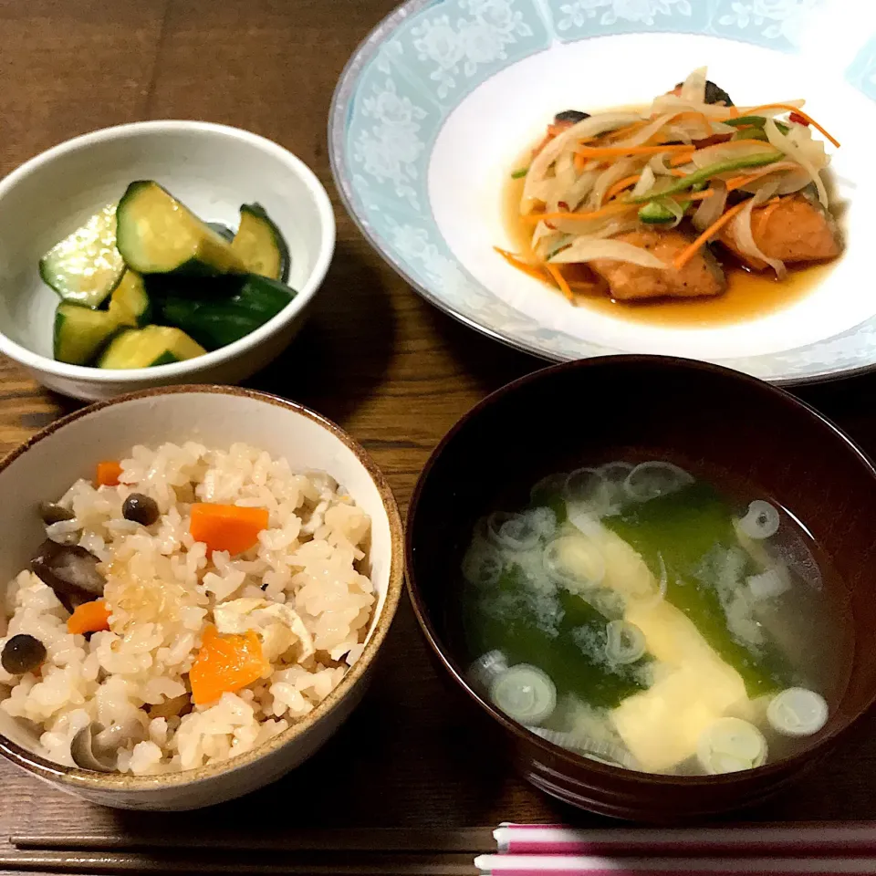 Snapdishの料理写真:#炊き込みご飯 
 #鮭の南蛮漬け 
 #きゅうりの浅漬け 
 #豆腐とわかめの味噌汁|まきさん