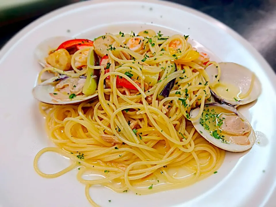 今日のランチ🇮🇹
海の幸 オイルパスタ🍝|yokoさん