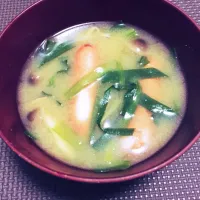 Snapdishの料理写真:ウインナーとしめじとにらの味噌汁|Reikoさん