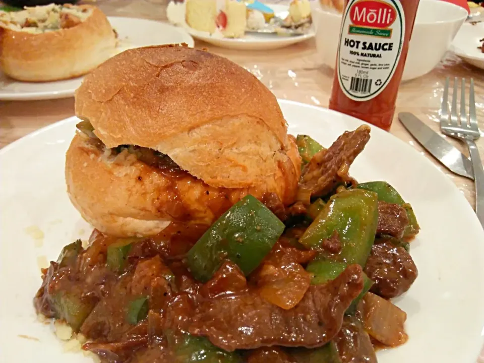 Australian beef fajitas with soya sauce and Japanese cooking wine, with cheese cake n a pettit roll.|Jorge Bernal Márquezさん