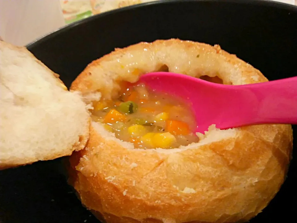 vegetables cream soup in a pettit roll bowl.|Jorge Bernal Márquezさん