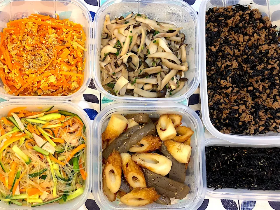 ☆★8.26休日に作る常備菜★☆①ツナと人参のしりしり②簡単無限きのこ③ひじき入り豚肉のそぼろ④サラダ春雨⑤こんにゃくとちくわ煮⑥ひじきの梅肉和え♪|さとみさん