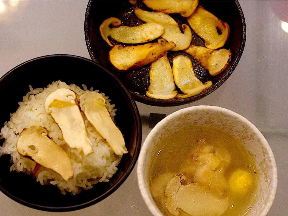 Snapdishの料理写真:tricholoma matsutake rice & chicken soup|Irisさん