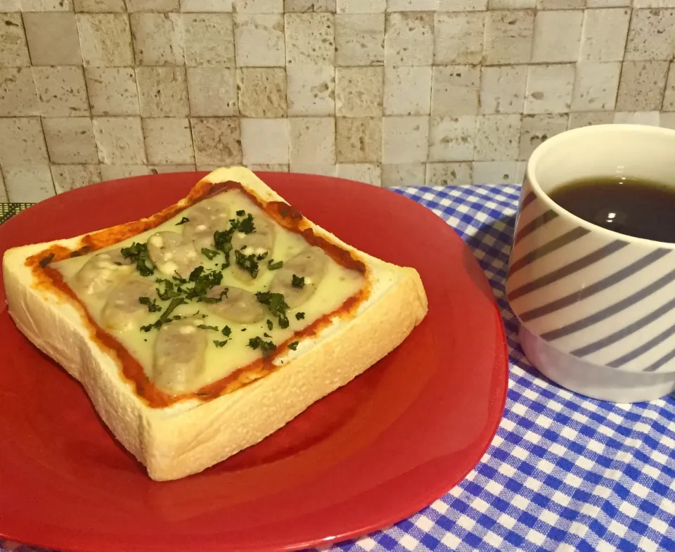 今朝の朝食 ピザ風トースト
チェダー&カマンベールソーセージ乗せ|Shin_chanさん