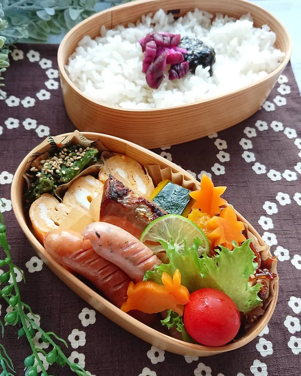 娘弁当☺️  鮭の味噌漬け  ソーセージ  ほうれん草のごま和え 玉子焼き|e  satoさん