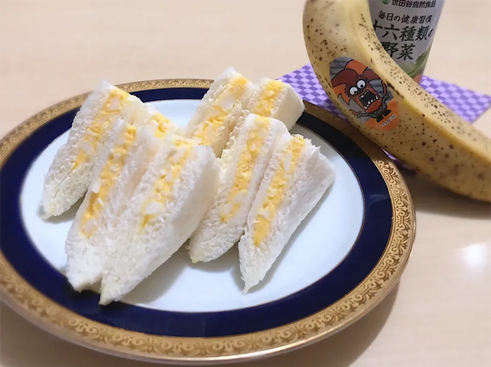 Snapdishの料理写真:9／24朝食  #朝ごはん 
玉子サンド バナナ 野菜ジュース|おさんどんさん