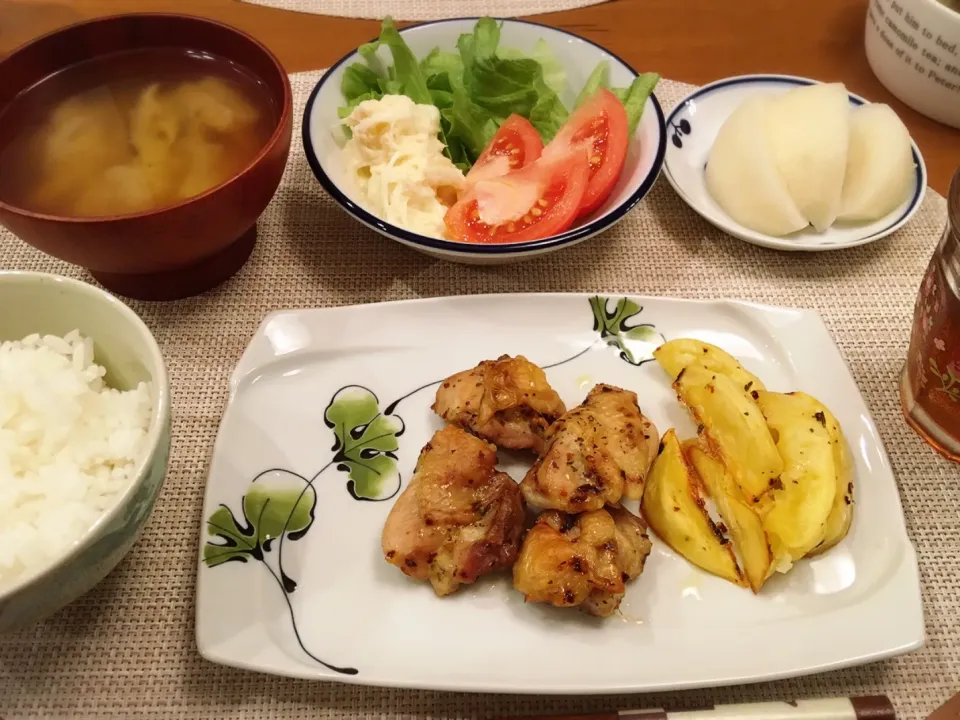 18/09/24 チキンとポテトのハーブ焼き 大根とホタテ貝柱のサラダ 味噌汁 梨|ikukoさん