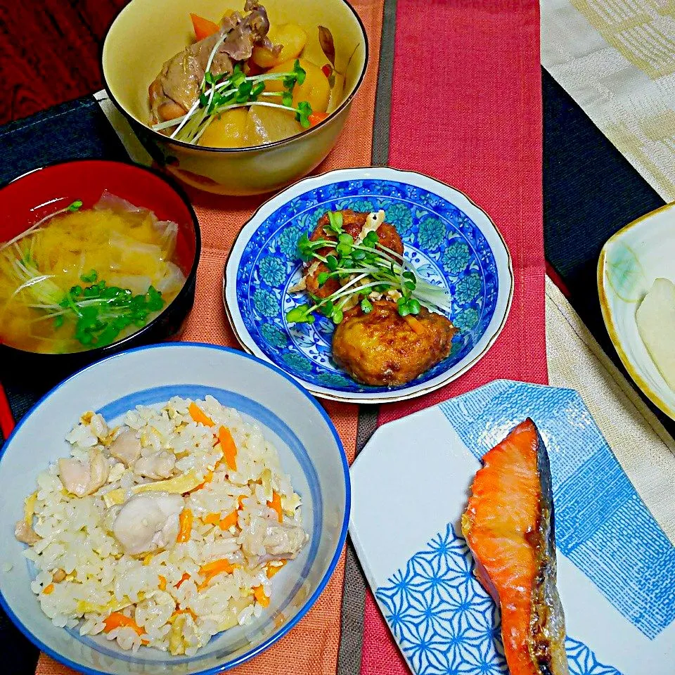 今日の夕飯
*鶏炊き込みごはん
*鮭
*豆腐ナゲットの甘辛煮
*鶏じゃが
*味噌汁(キャベツと薄揚げ)
です😊|福島由美子さん