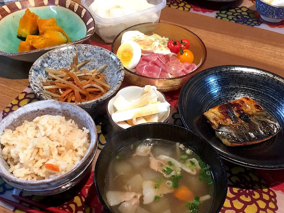 休日の晩御飯
塩鯖、生ハムとゆで卵のサラダ、豚汁、炊き込みご飯、きんぴらゴボウ、山芋、かぼちゃ煮物、柚子大根|かよちゃんさん