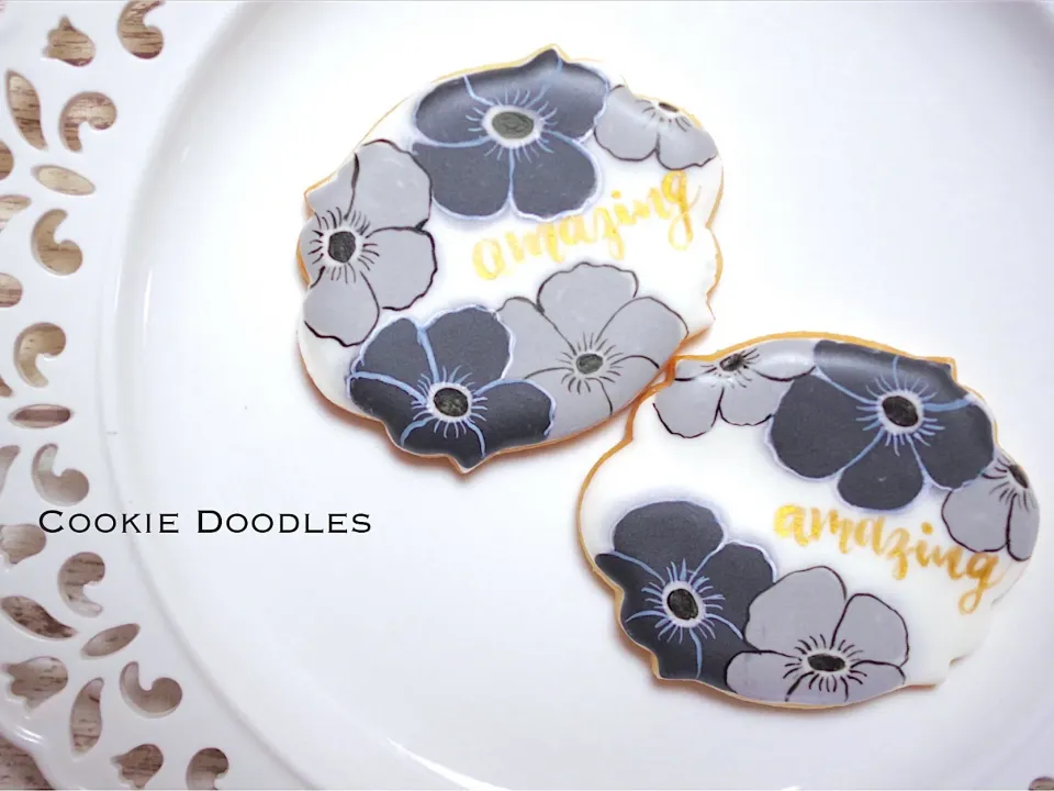 Snapdishの料理写真:モノトーンフラワープリントのアイシングクッキー|Cookie Doodlesさん