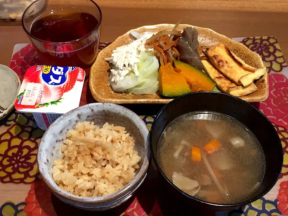 Snapdishの料理写真:朝ごはん
豚汁、炊き込みご飯、揚げ焼き、かぼちゃの煮物、ひねりこんにゃく、きんぴらゴボウ、茹でキャベツ、ごぼうサラダ、ストロベリーヨーグルト、健康茶|かよちゃんさん