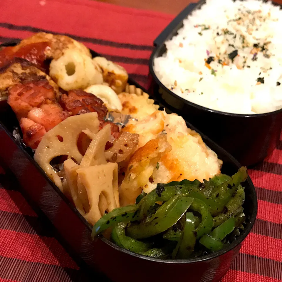 今日のお弁当🍱
秋鮭ムニエル
ハンバーグ

連休明けの今日
雨降りの朝です

帰る頃には
雨がやみそう
傘忘れて来ないようにね😉

今日も気をつけて
いってらっしゃい👋😊|mokoさん