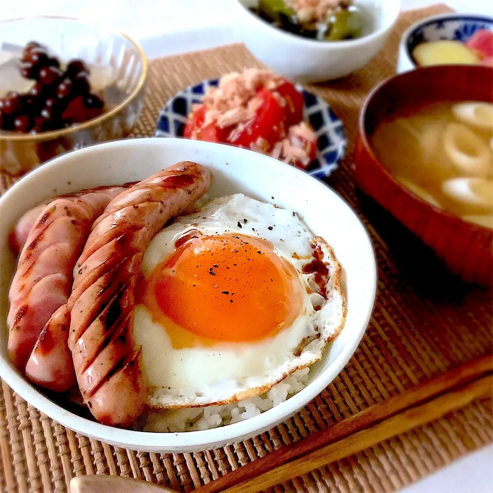 目玉焼きソーセージ丼🍳🍚|あしゃぱんさん