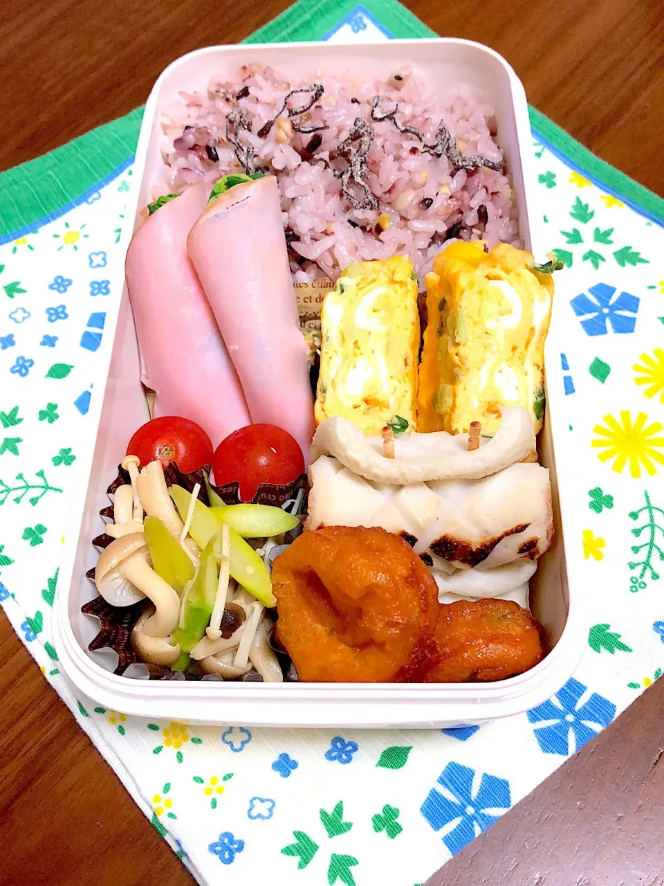 9.25☆旦那弁当
ネギ入り卵焼き
豆苗のハム巻き
ちくわくるくる(大葉・チーズ入)
キノコとアスパラのバタポン炒め
ホルモン揚げ|のん∞さん