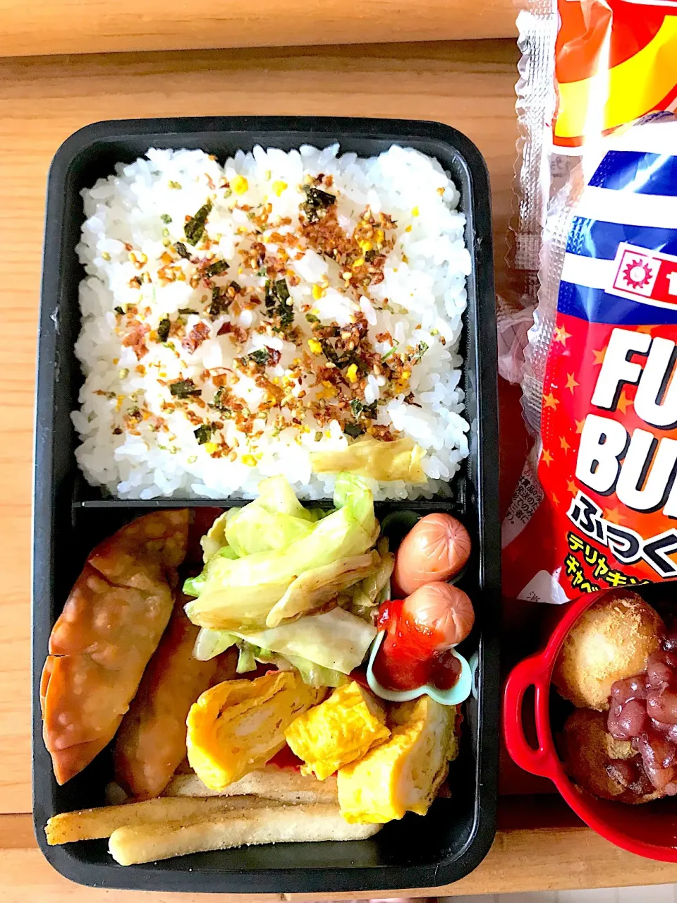 Snapdishの料理写真:9/25 高1 お弁当
#揚げ餃子
#カレー風味キャベツ 
#月見団子 アレンジきな粉まぶし|侑子さん