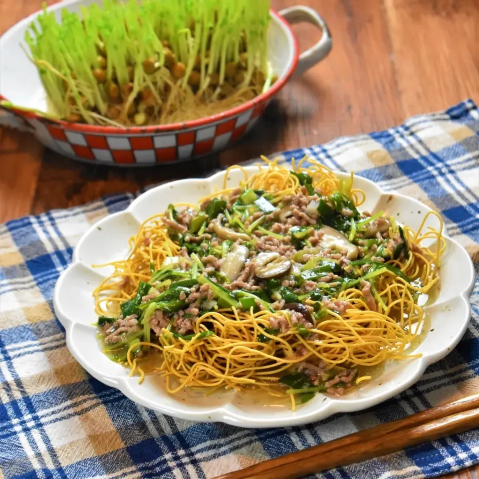 豆苗と挽肉のあんかけ堅焼きそば＊ - ふじたかなの"いつも美味しい！もの探し"
Chow mein noodles with starchy sauce of pea sprouts and mince meat|ふじたかなさん