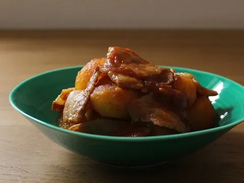 豚バラとじゃがいものケチャップ煮|ヤマサ醤油公式アカウントさん