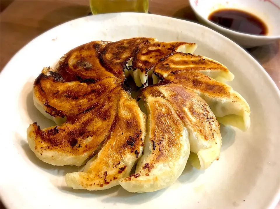 大判餃子 〜 焼き目はカリッと皮はもちっと焼けて美味しかった(^○^)|リフルシャッフルさん