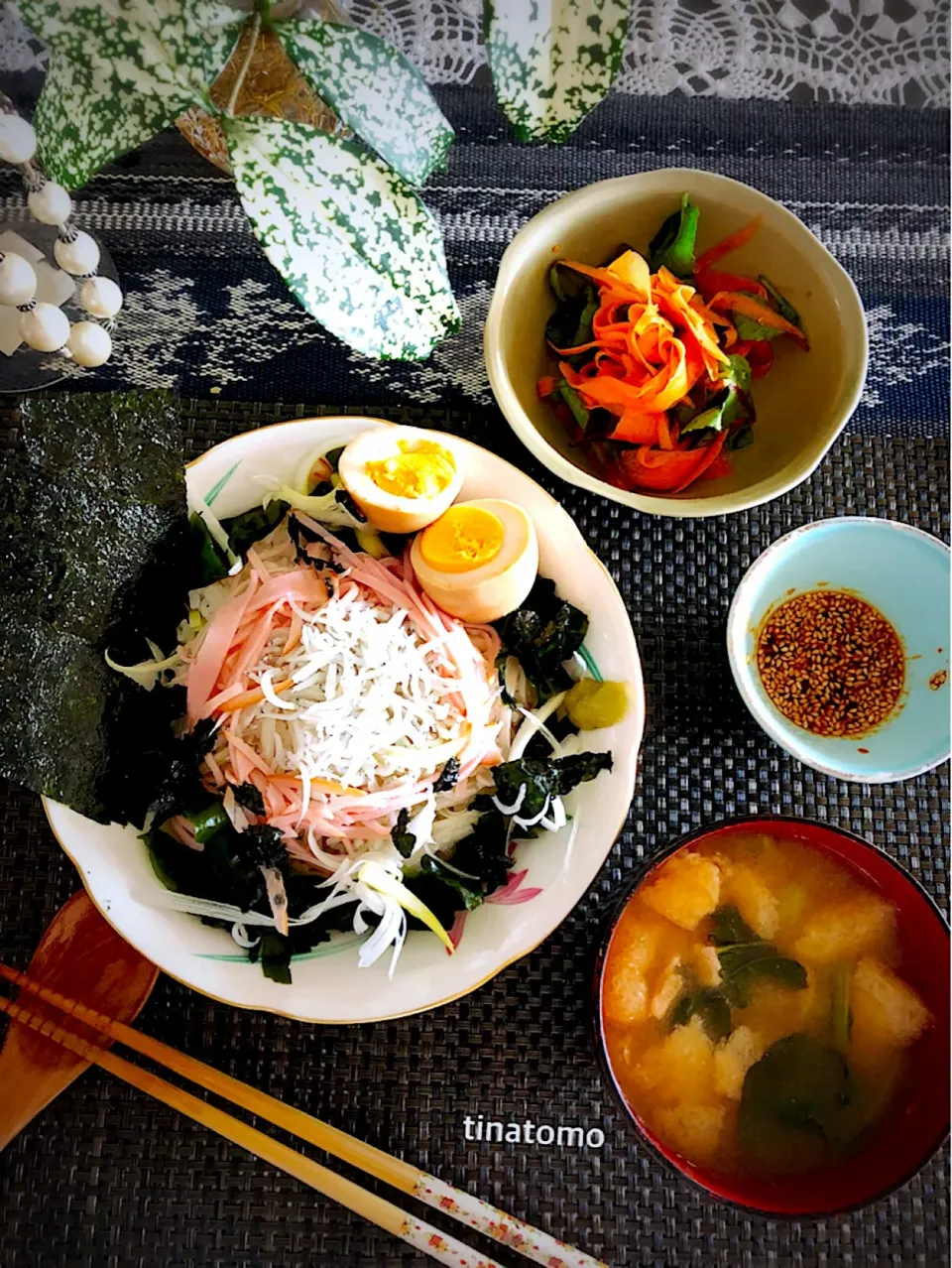 シラスや色々盛りご飯！コチュジャンとごま油、お醤油、白ごまソースで混ぜ混ぜ頂くスタイルです😀|Tina Tomoko😋さん