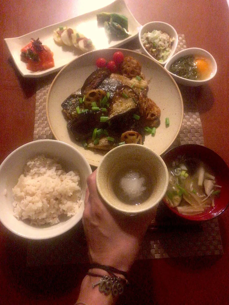 Today's Dinner🍴前菜･塩鯖の胡麻醤油焼き･もち麦ご飯･卵黄&めかぶ･葱たっぷり納豆･きのこと新生姜のお味噌汁|🌈Ami🍻さん