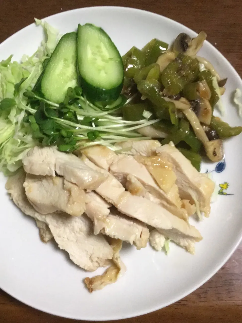 鶏胸肉の塩麹漬け焼き   ピーマンと茸🍄のポン酢炒め    キャベツ  胡瓜🥒貝割れ菜|掛谷節子さん