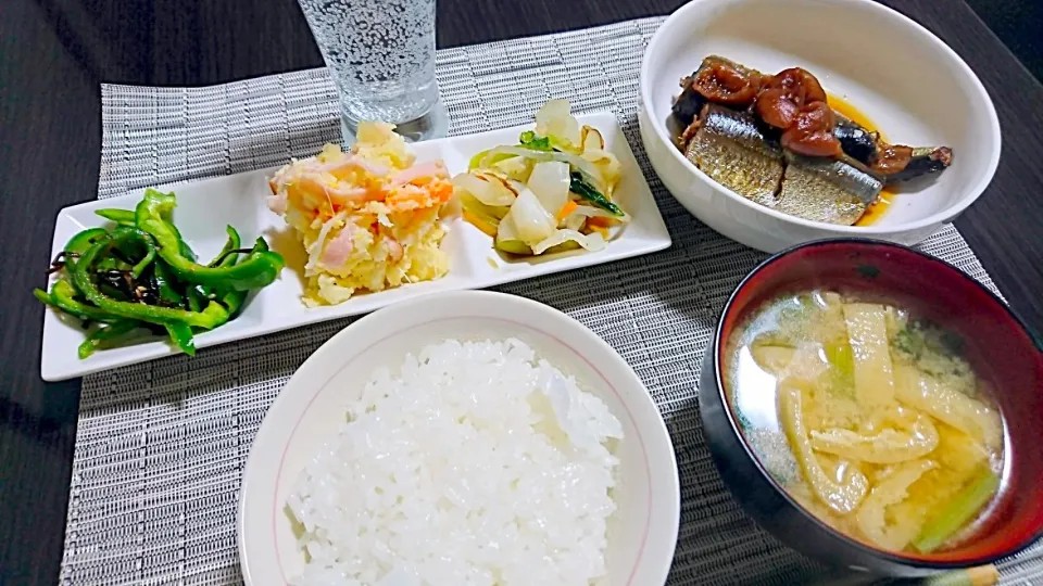 ごはん、小松菜と油揚げの味噌汁、秋刀魚の梅煮、塩昆布ピーマン、ポテトサラダ、温野菜のおかか和え|サトリさん