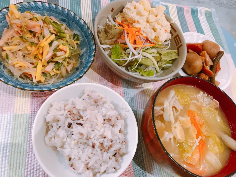 🍀雑穀米
🍀とん🐷汁
🍀イカと里芋煮
🍀中華春雨
🍀ポテトサラダ🥗|🍀ミィーナ🍀さん