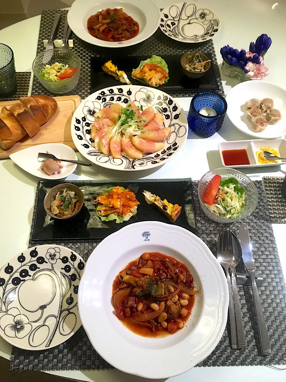 Snapdishの料理写真:おうちごはん
 #おうちごはん  #ビーフシチュー  #桃と生ハム   #コールスローサラダ  #スペイン風オムレツ  #ラザニア  #残り物  #バゲット  #boursin  #ガーリック|Mamiko Nakayamaさん