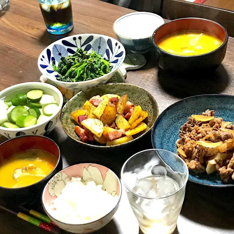 夕ご飯〜牛肉の炒め物、ほうれん草の胡麻和え、ジャーマンポテト、ご飯、味噌汁|perfuさん