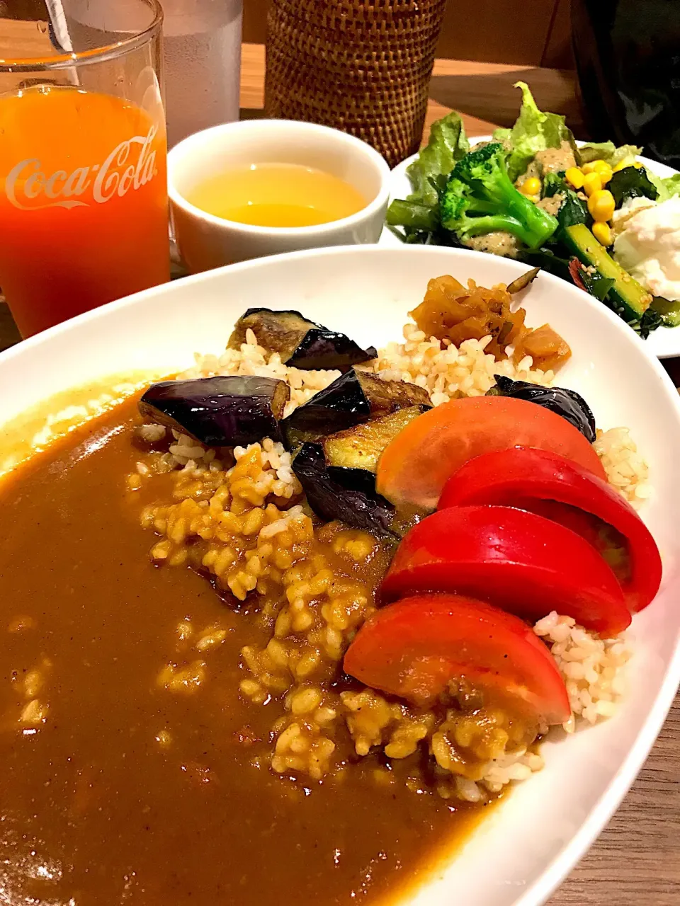 ビジネスパーク内レストランで
カレーランチsalad bar🍛付き|シュトママさん