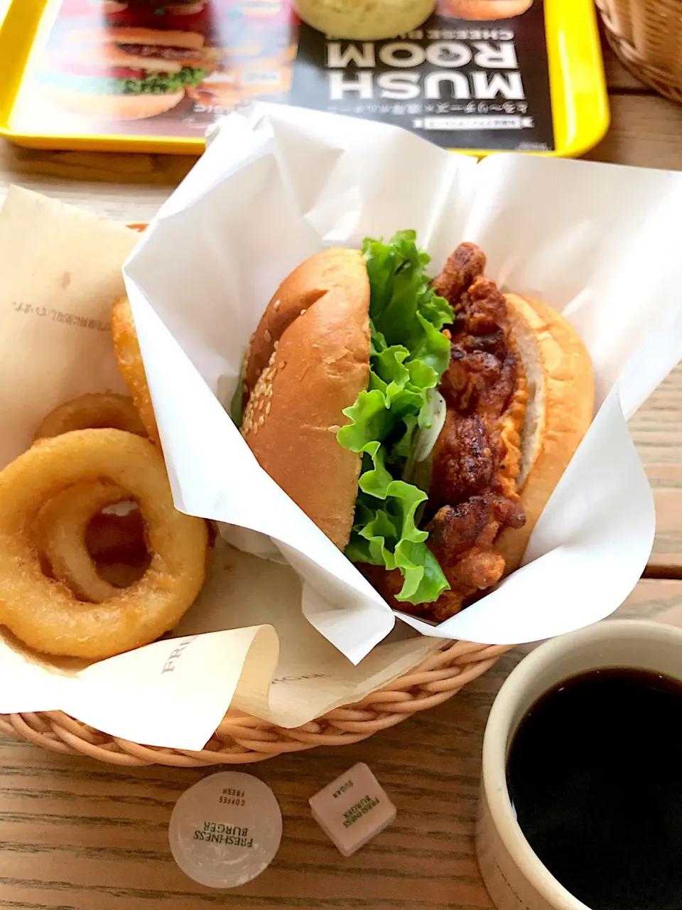 Snapdishの料理写真:フレッシュネスバーガー🍔
塩レモンチキン🍋バーガー
オニオンリング&コーヒー|sakiさん