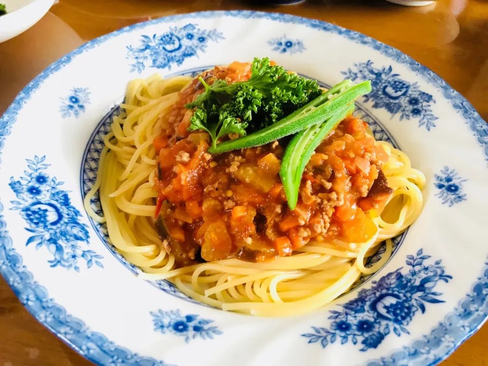 お昼の手づくりパスタ🍝野菜とお肉たっぷり(^^)
〜ミートソースの隠し味は…バター！！〜|よっちゃんママさん