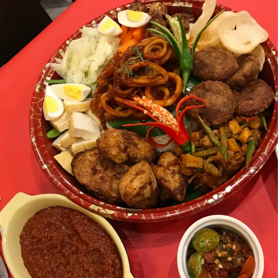 Nasi Jenganan, boiled vegetable with peanut sauce and its variety of side dishes. This platter serve for 3 to 4 people.|Joha Hassanさん