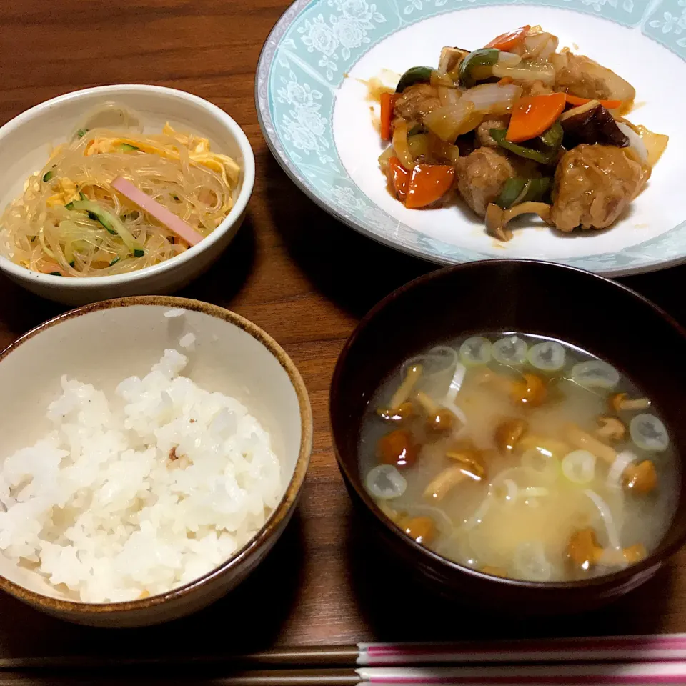 Snapdishの料理写真:#土鍋ごはん 
 #酢豚 
 #中華サラダ 
 #なめこと豆腐の味噌汁|まきさん