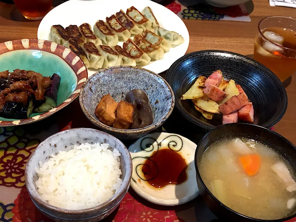 晩御飯
しそ入り餃子、ナス牛肉味噌炒め、厚揚げとこんにゃくの煮物、じゃがいもと角切りベーコン炒め、白米、肉団子の味噌汁|かよちゃんさん