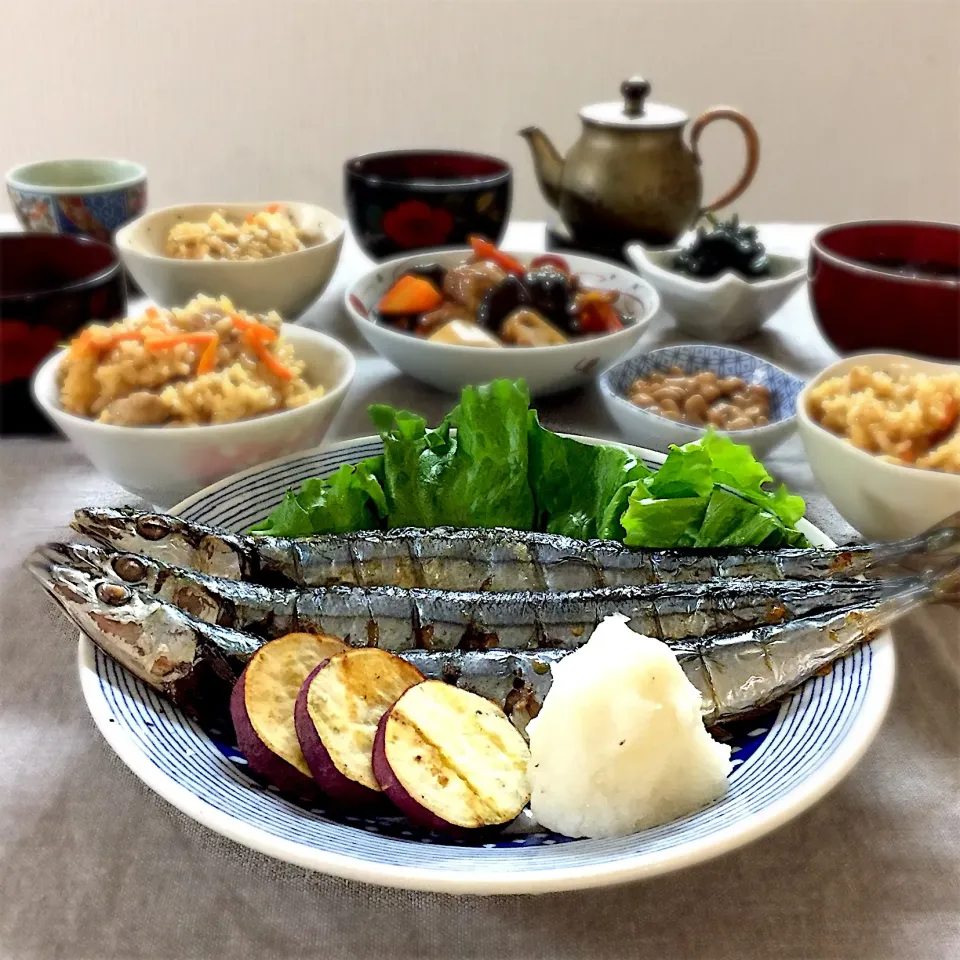 秋刀魚と炊き込みご飯の秋ご飯🍚|ゆかりさん