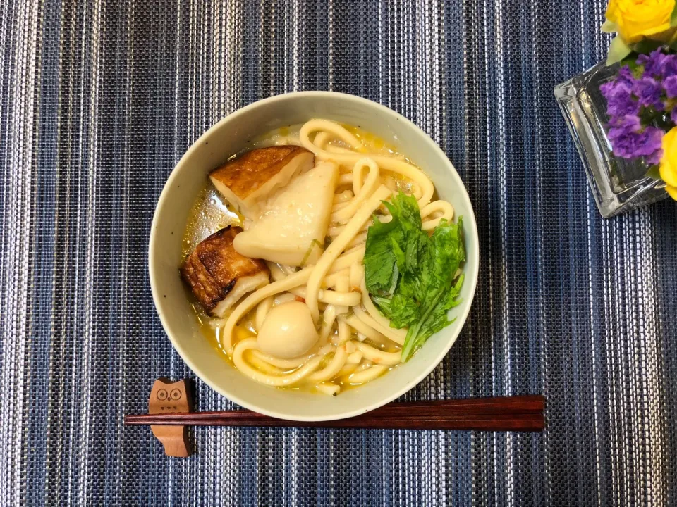 ごま油香るにんにくおでんうどん|こぐまさん