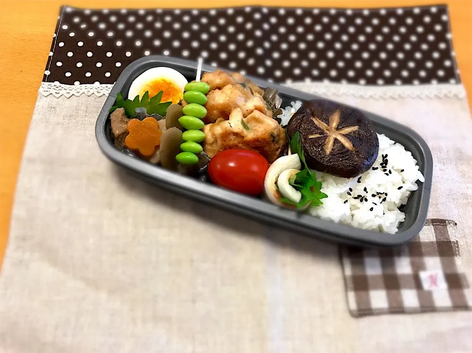 ザクチキバーグ🐓
ゆで卵🥚
筑前煮🥕
ちくわ大葉梅🌀
椎茸ソテー🍄
枝豆ピック😋
🍅🍚|あやこさん