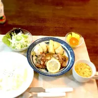 Snapdishの料理写真:チキンステーキ、カブ、じゃがいも焼き、卵スープサラダ、パイン、みかん|かんこさん