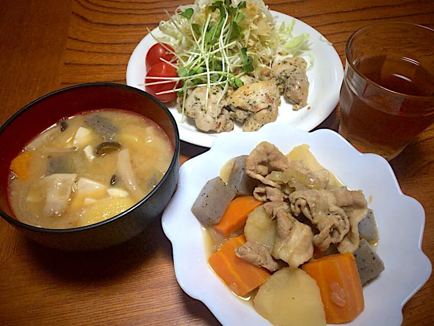 実家で作る今日の男飯(๑˃̵ᴗ˂̵)肉じゃが&若鶏手羽とろ焼き&昨日の豚汁🎶|ひーちゃんさん