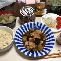 Snapdishの料理写真:鶏肉となすのポン酢醤油炒め、サラダ、ご飯、味噌汁|ohwayさん