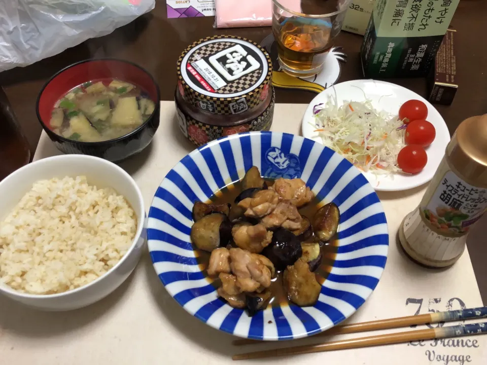 Snapdishの料理写真:鶏肉となすのポン酢醤油炒め、サラダ、ご飯、味噌汁|ohwayさん