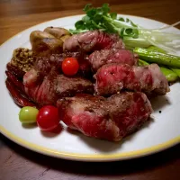 Snapdishの料理写真:厚切り中おちカルビ🥩ほどけレアステーキ🌹🌱