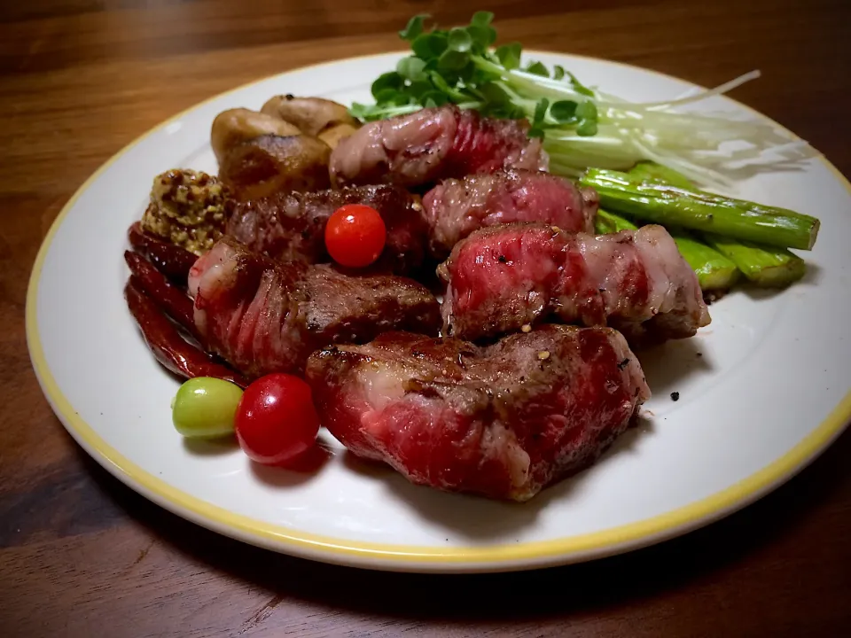 厚切り中おちカルビ🥩ほどけレアステーキ🌹🌱|ぱぴこ家さん