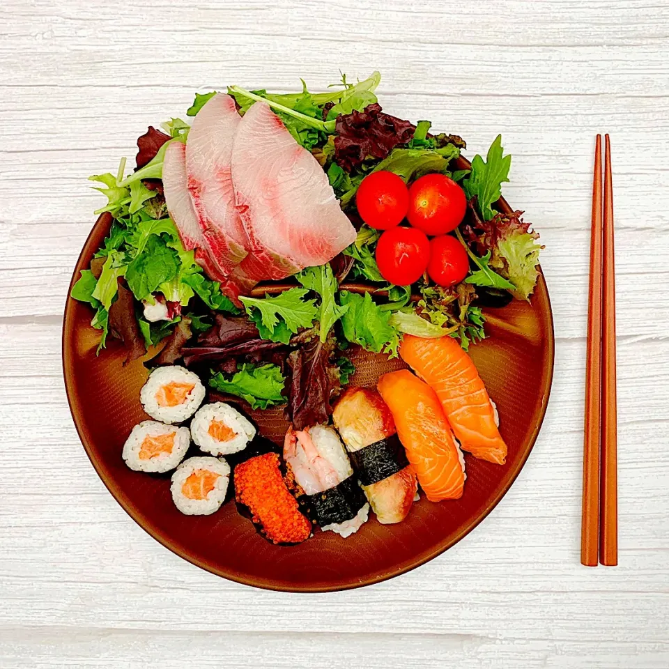 平日の晩ごはん♪お寿司・お刺身・サラダ|キノコ🍄さん