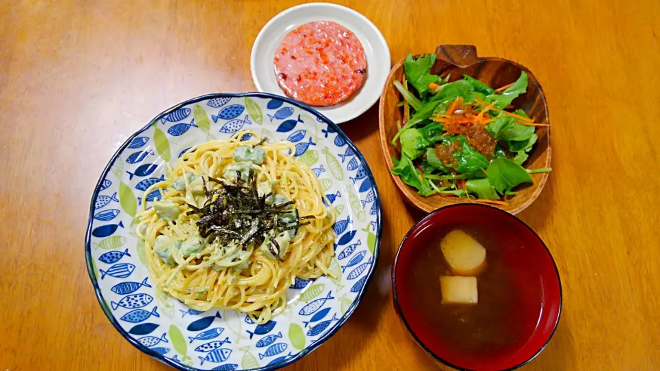 Snapdishの料理写真:９月２６日　アボカドの和風パスタ　サラダ　ハム　お吸い物|いもこ。さん