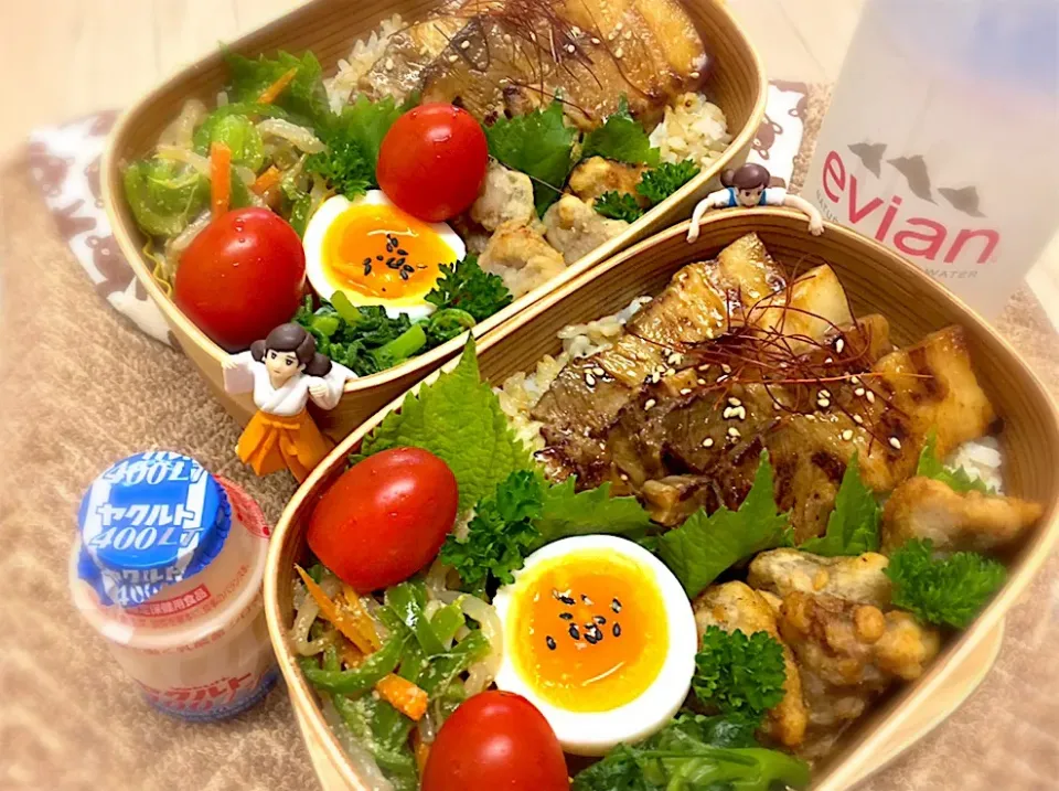 Snapdishの料理写真:自家製炙りチャーシュー丼&秋刀魚の塩麹唐揚げ&半熟茹で玉子&3色ナムル&春菊の辛子和え&大葉&プチトマト🍅の夫婦お弁当♪

 #弁当  #フチ子 #自家製チャーシュー#秋刀魚#秋刀魚の塩麹唐揚げ|桃実さん